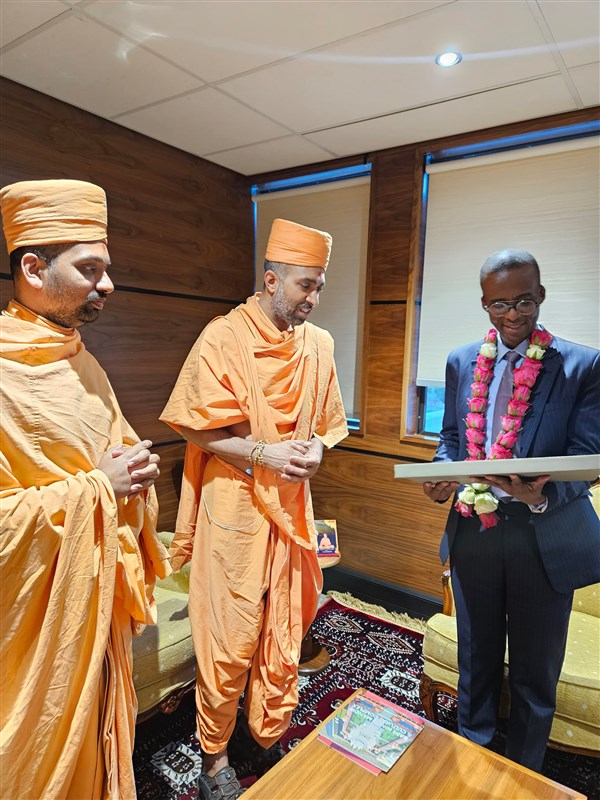 BAPS Representatives Meet Botswana's Vice President, Gaborone