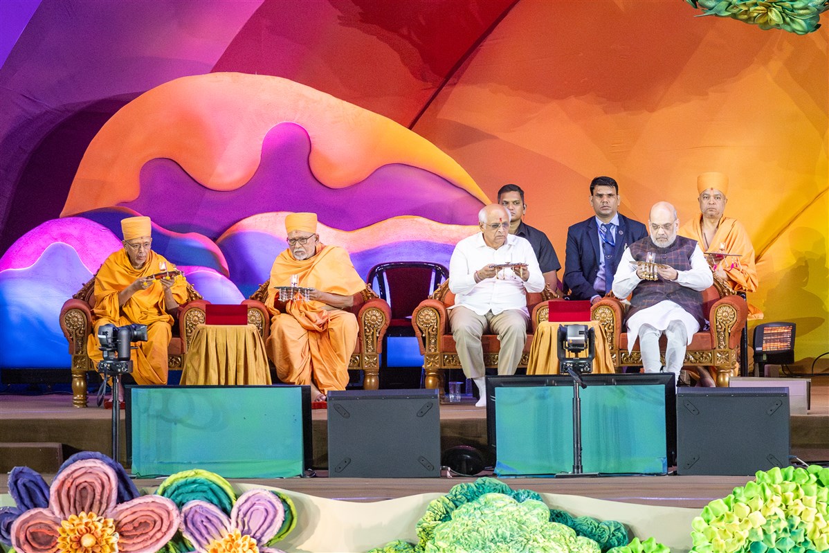 Senior swamis, Shri Amitbhai Shah and Shri Bhupendrabhai Patel perform the arti