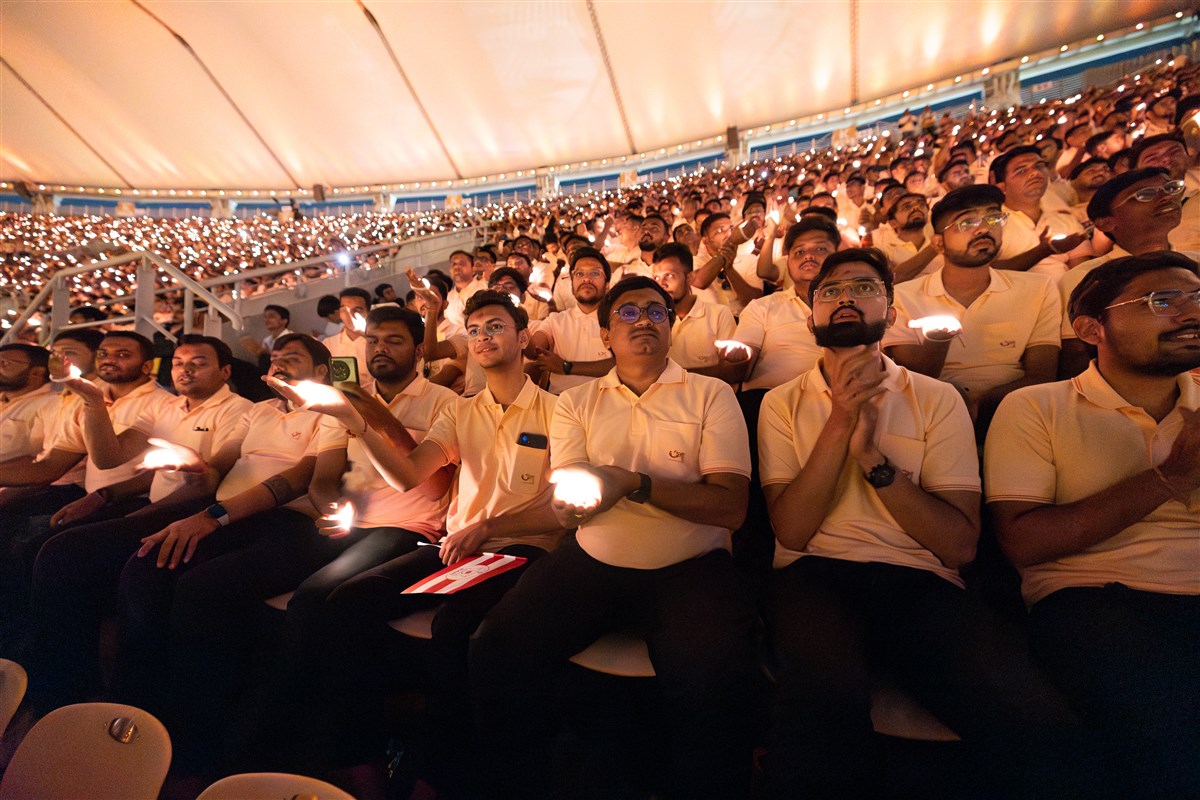 Karyakars perform the arti