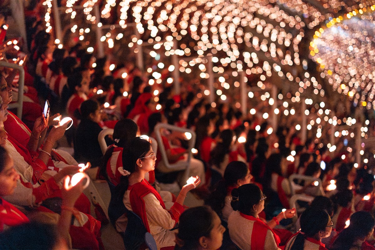 Karyakars perform the arti