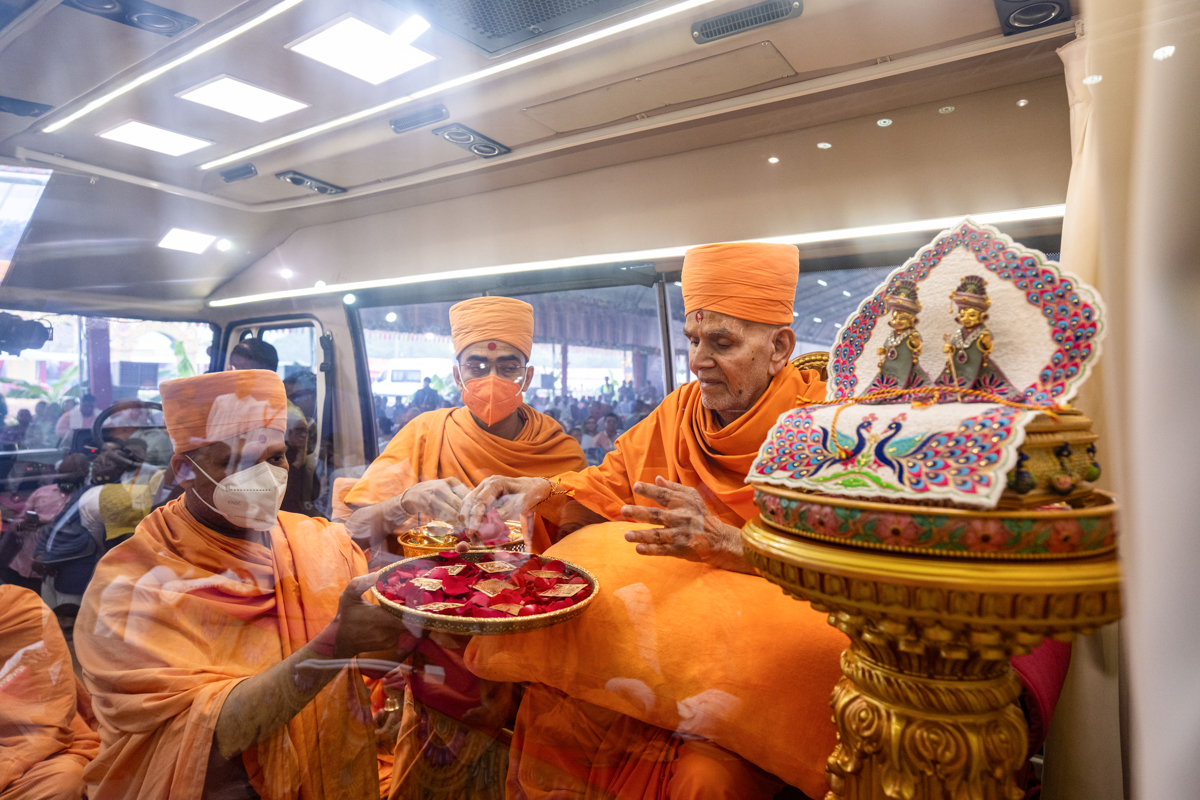 Swamishri sanctifies yantras