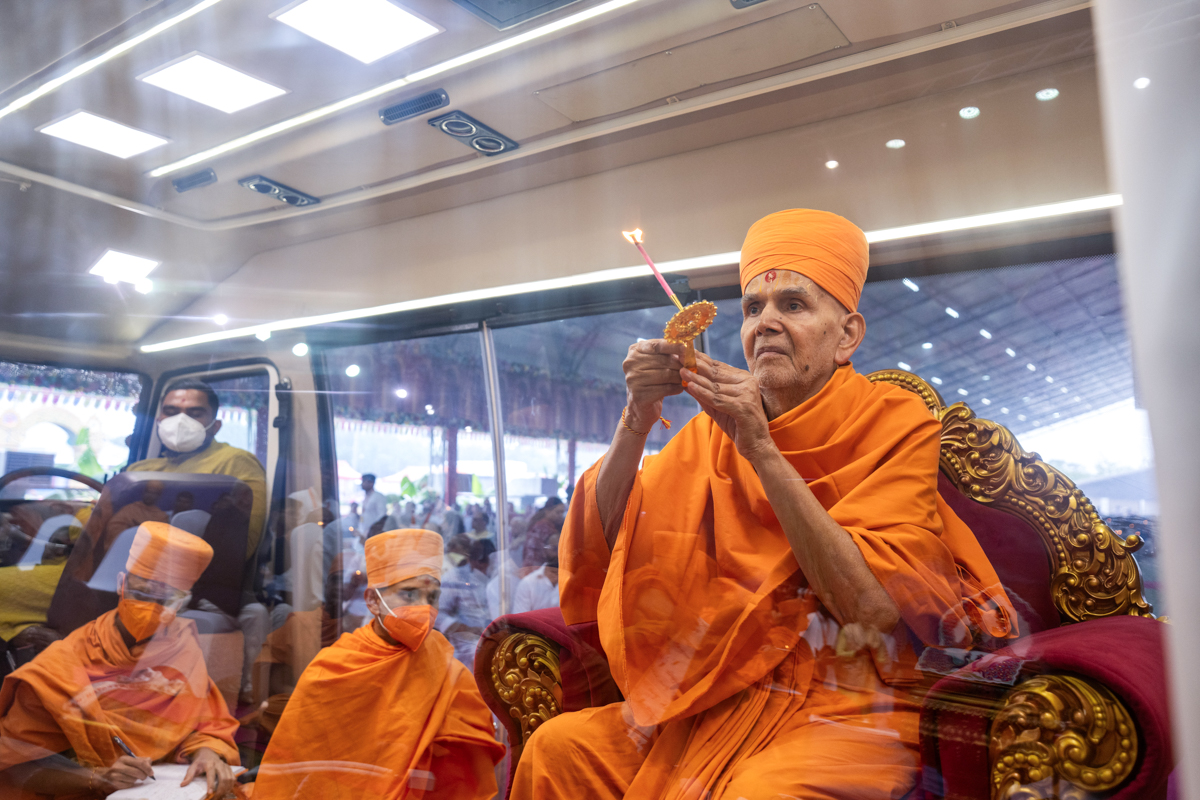 Swamishri performs the yagna arti