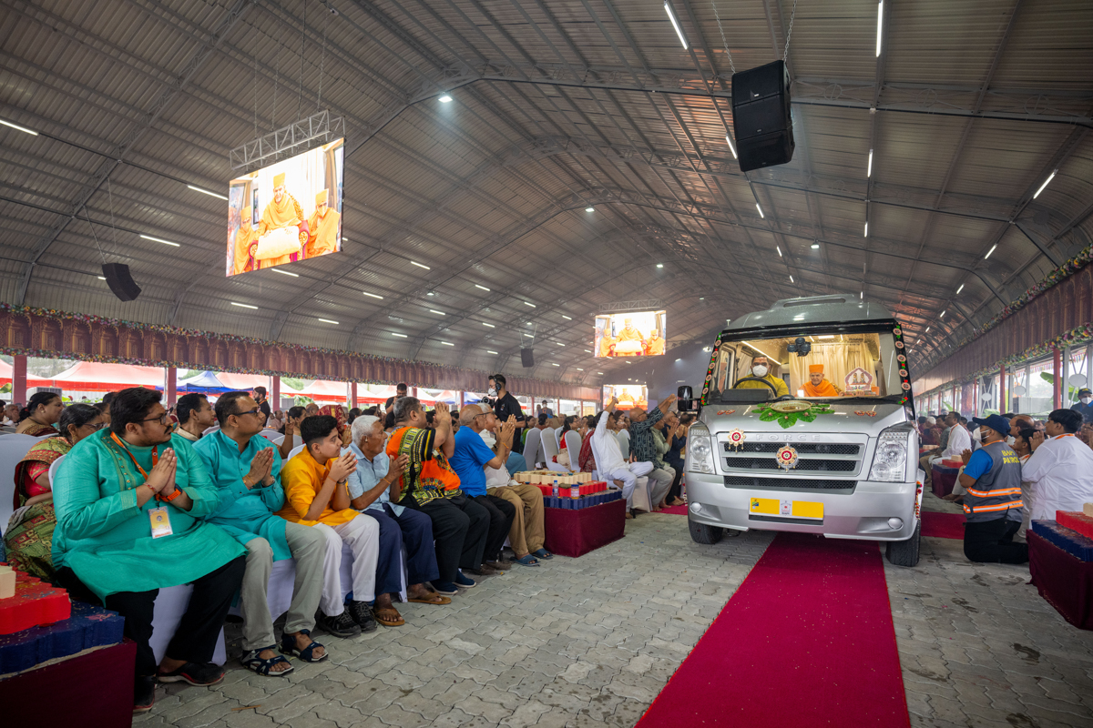 Devotees doing darshan of Swamishri