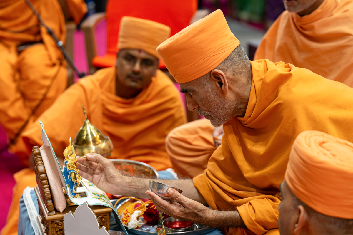 Anandswarup Swami performs pujan of Shri Harikrishna Maharaj and Shri Gunatitanand Swami Maharaj