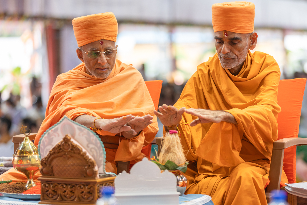 Anandswarup Swami and Priyavrat Swami perform the yagna rituals