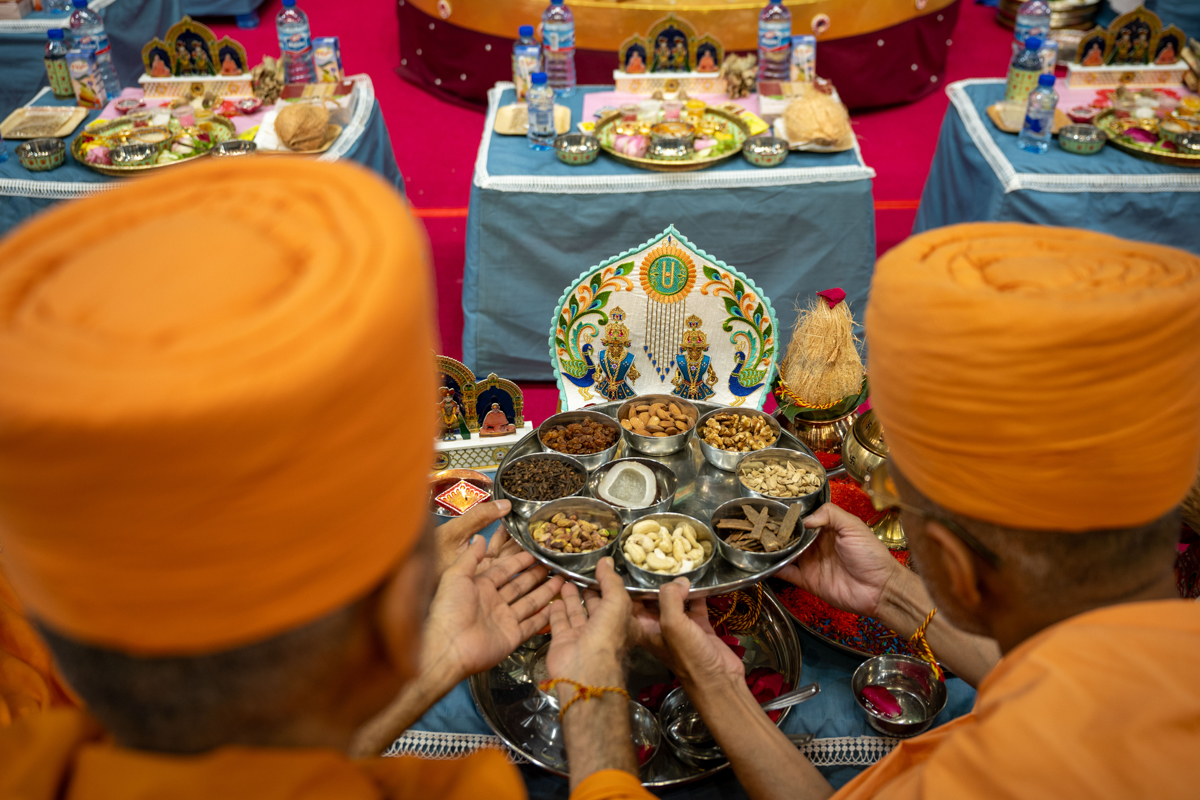 Anandswarup Swami and Priyavrat Swami perform the yagna rituals