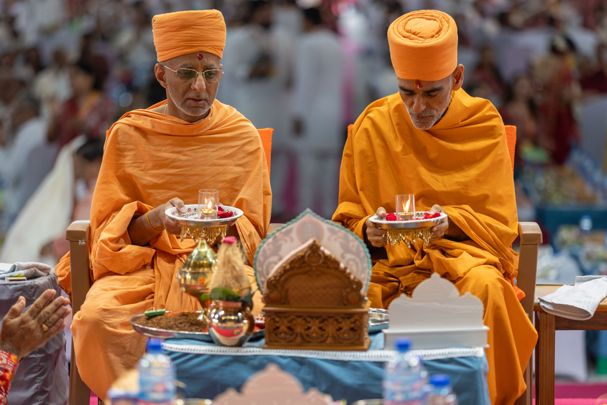 Anandswarup Swami and Priyavrat Swami perform the arti