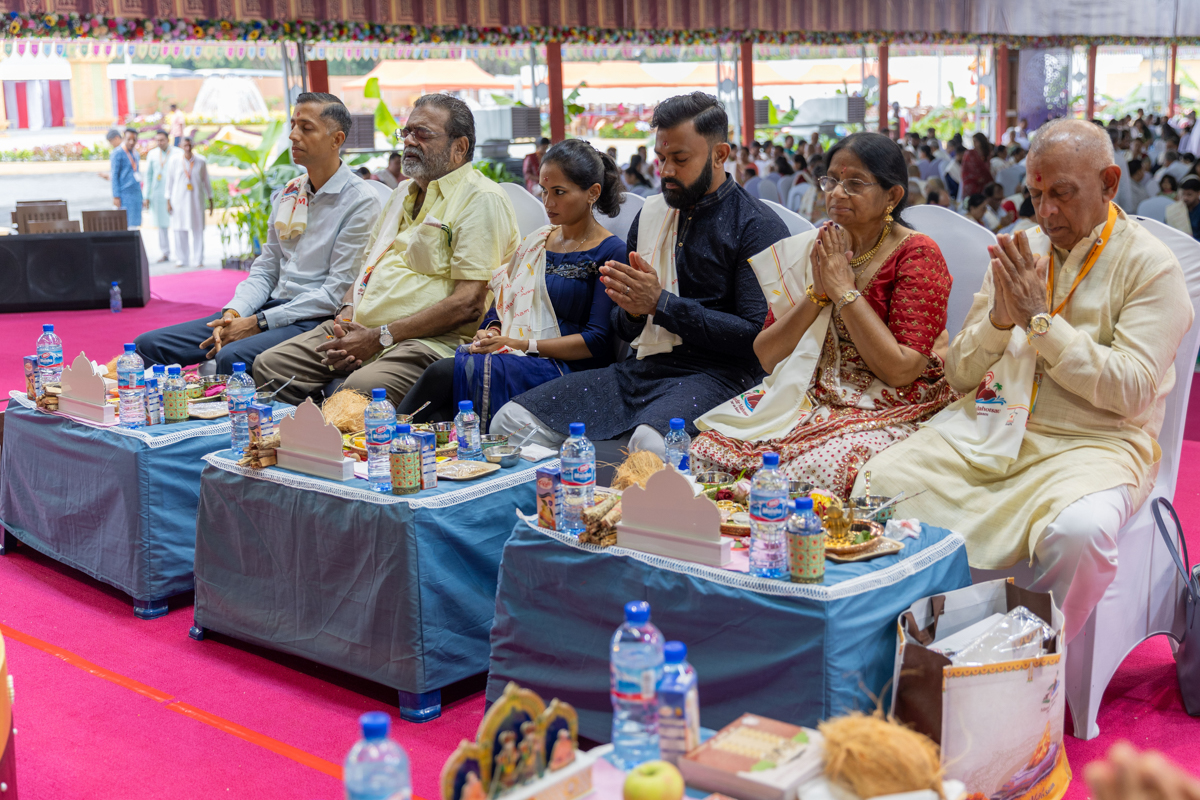 Devotees perform the yagna rituals