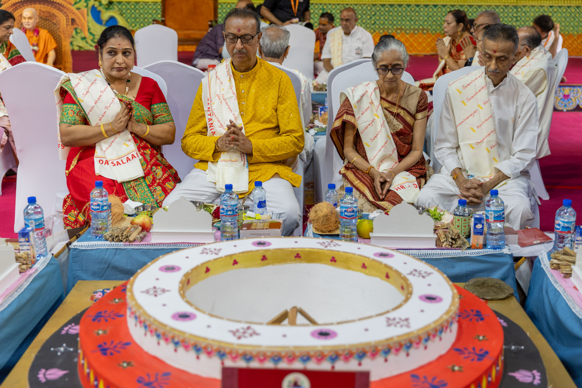 Devotees participate in the yagna rituals