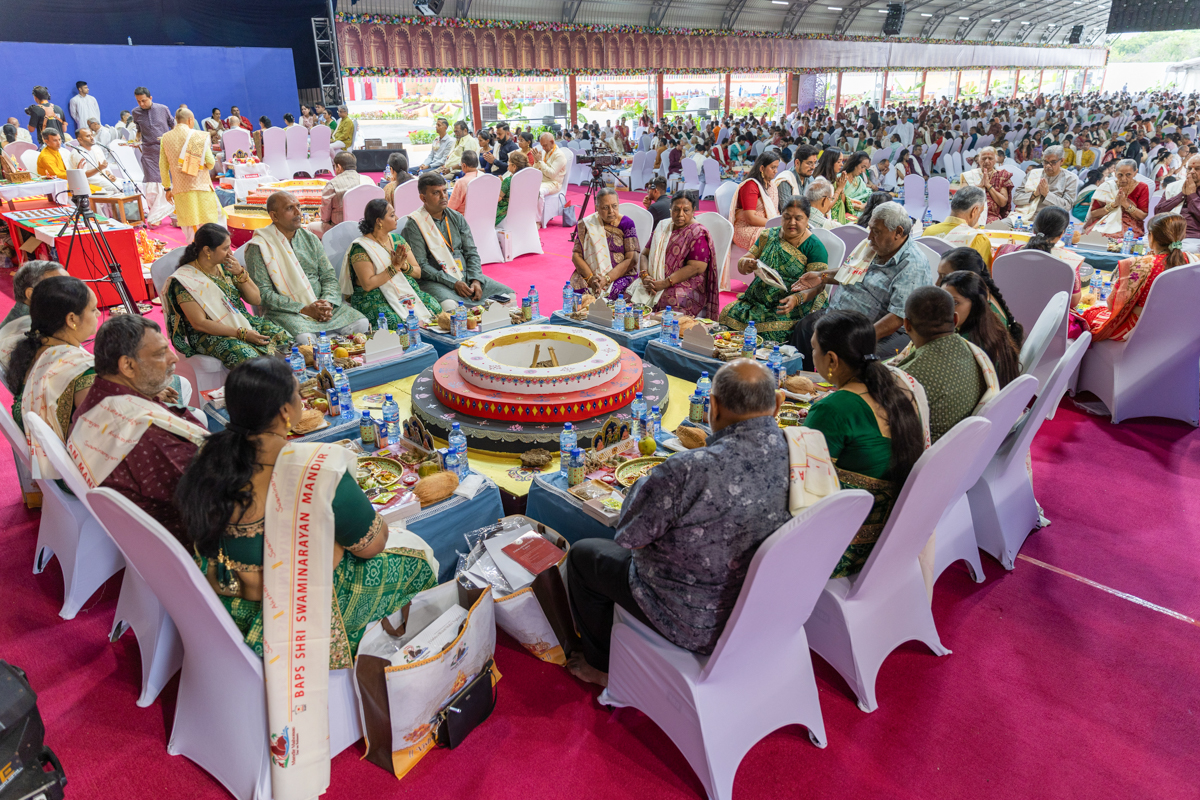 Devotees participate in the yagna rituals