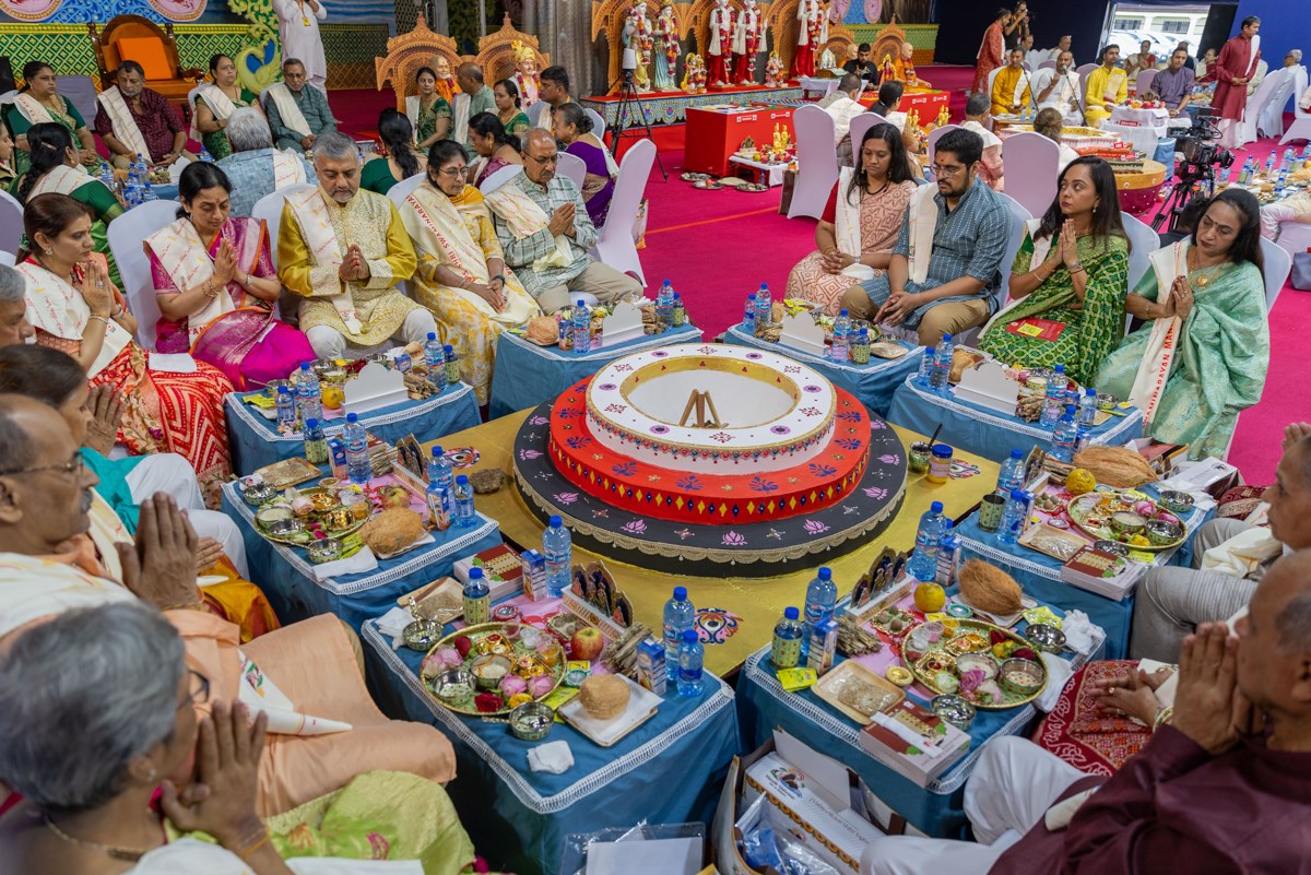 Devotees participate in the yagna rituals