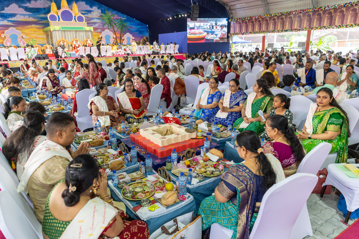 Devotees participate in the yagna rituals