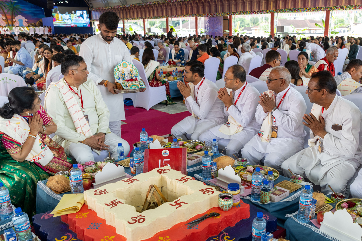 Devotees participate in the yagna rituals