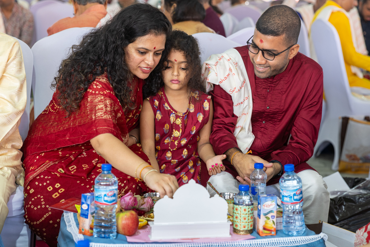 Devotees participate in the yagna rituals