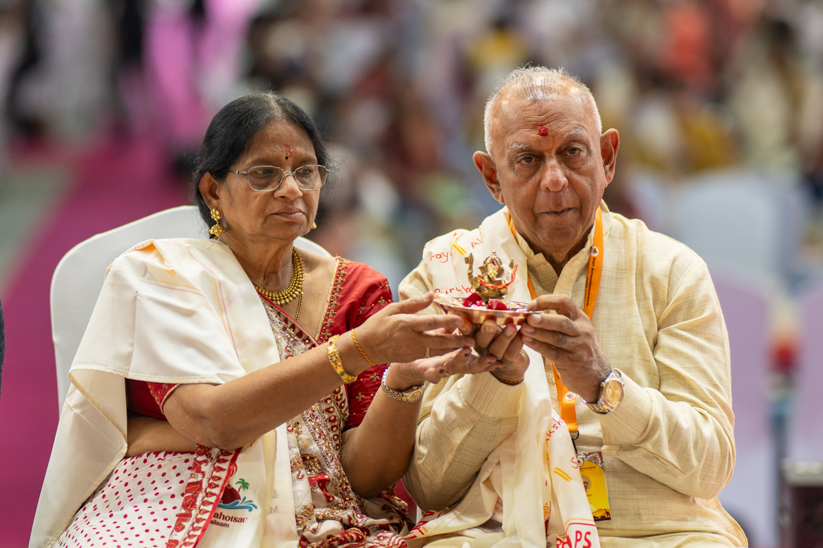 Devotees participate in the yagna rituals