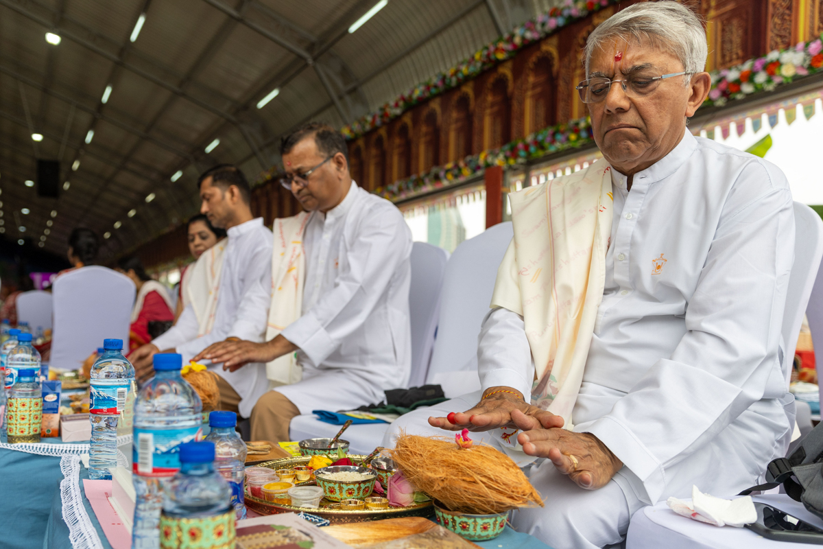 Devotees participate in the yagna rituals