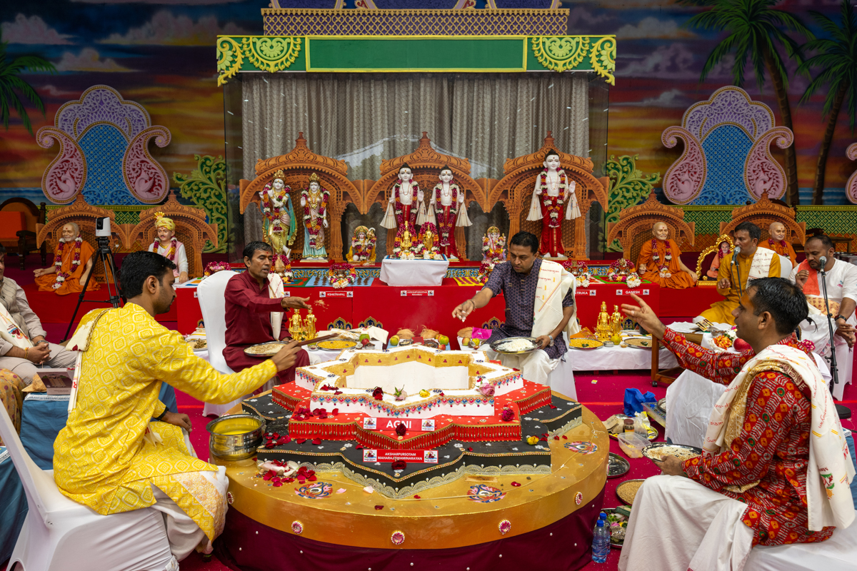 Pandits participate in the yagna rituals