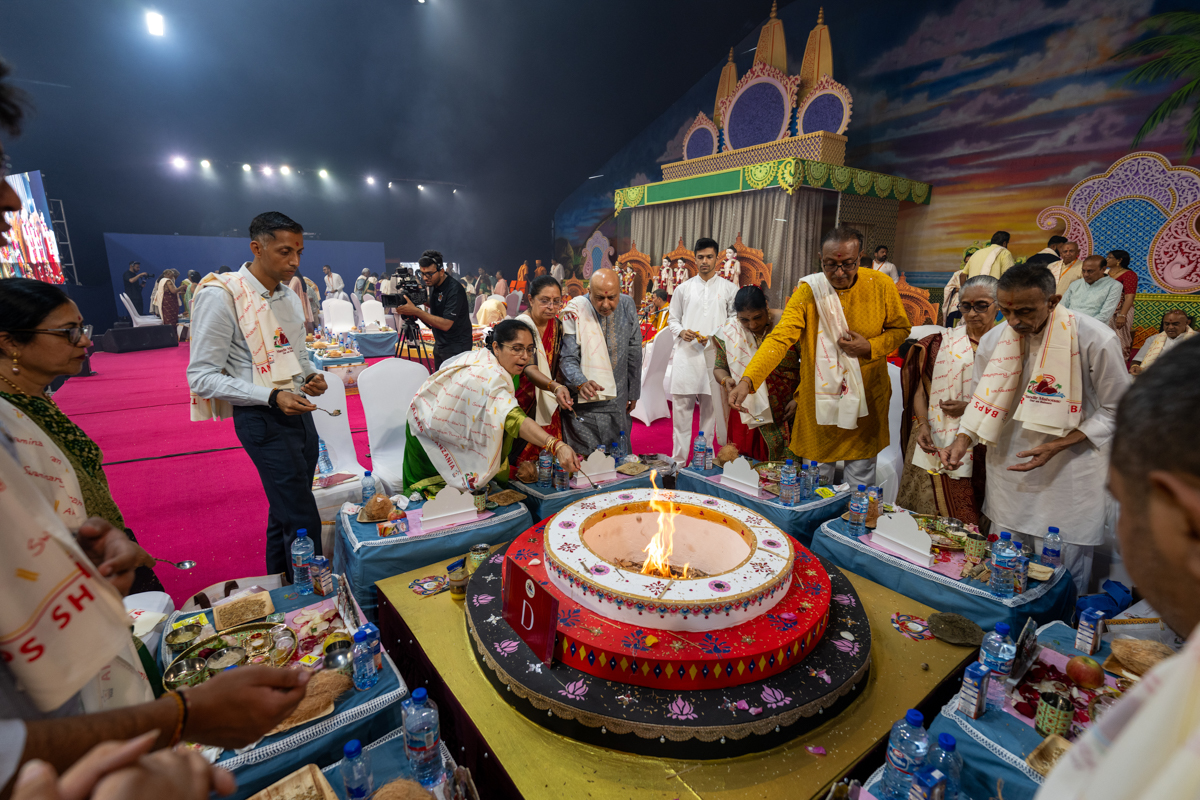 Devotees participate in the yagna rituals
