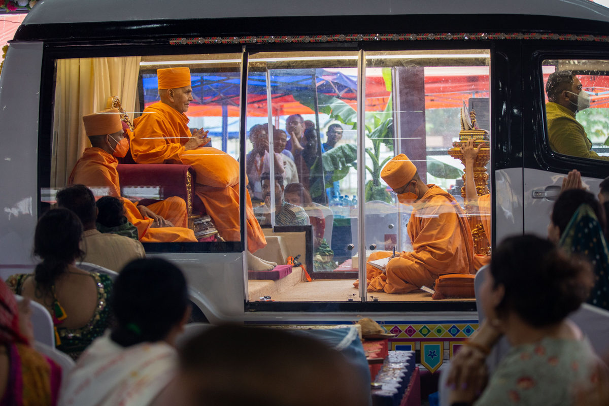Swamishri greets all with folded hands