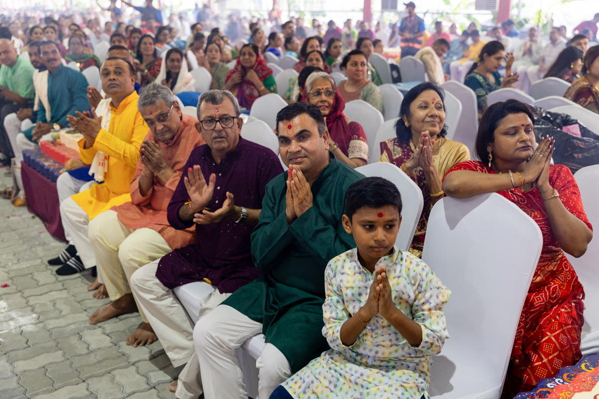 Devotees doing darshan of Swamishri
