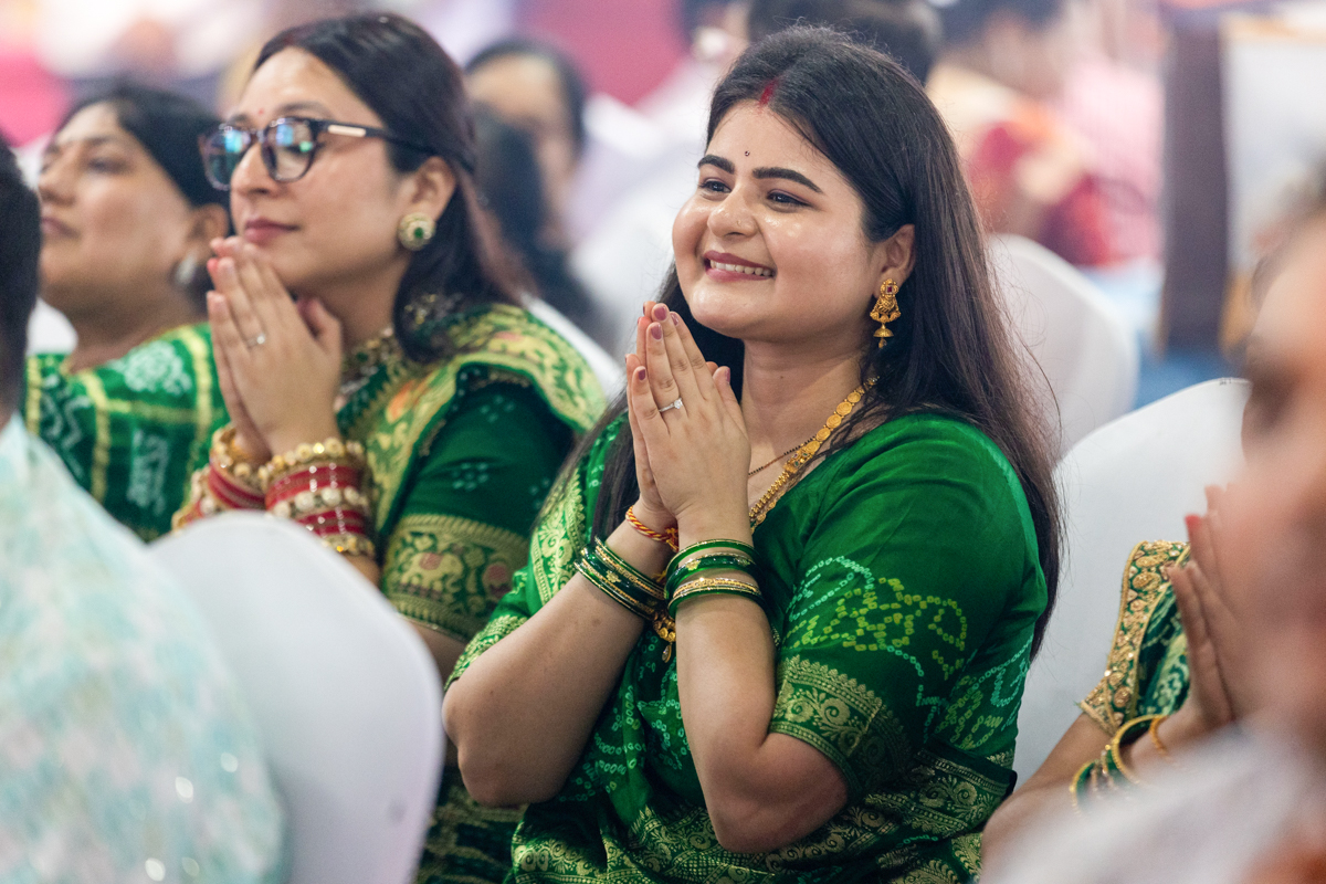 Devotees doing darshan of Swamishri