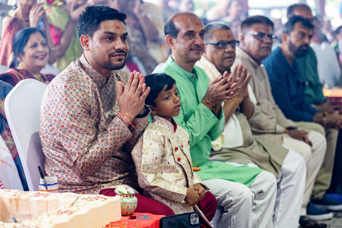 Devotees doing darshan of Swamishri