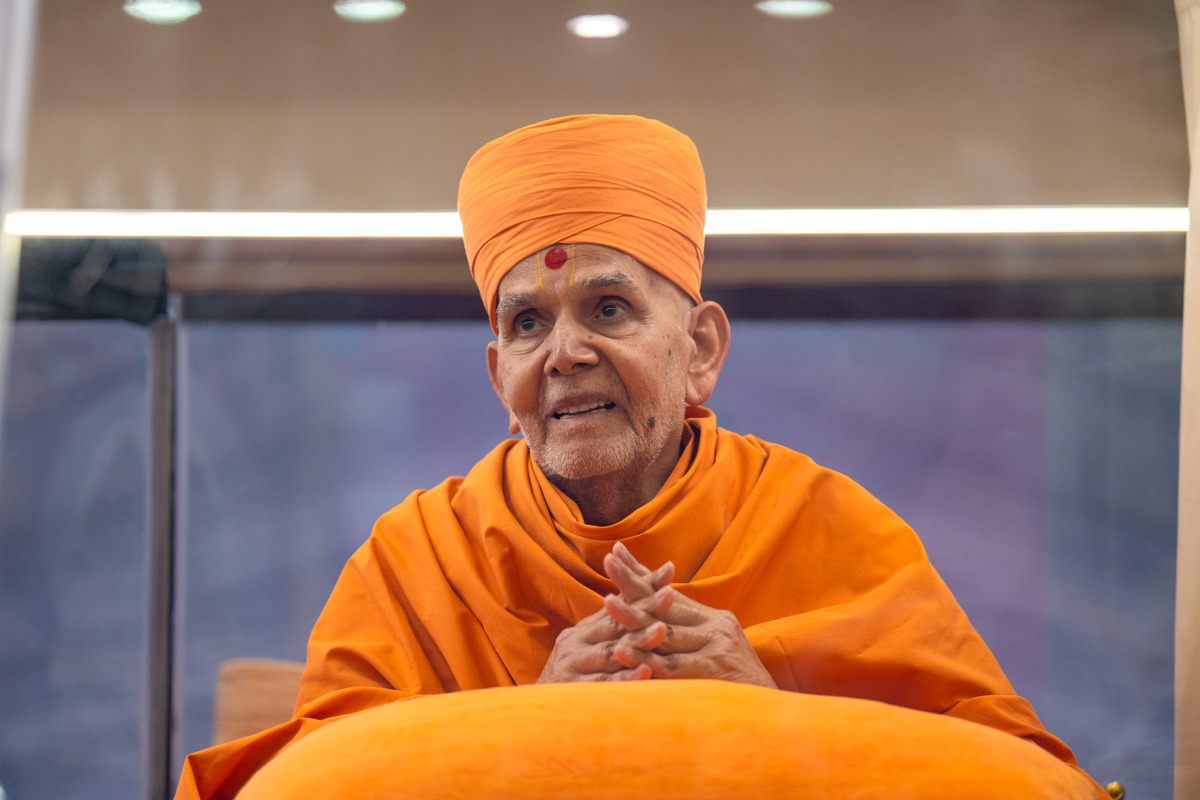 Swamishri greets all with folded hands