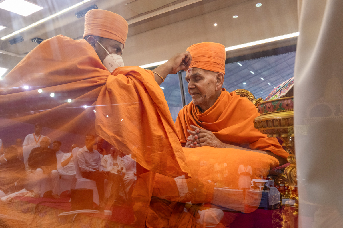 A swami performs pujan of Swamishri