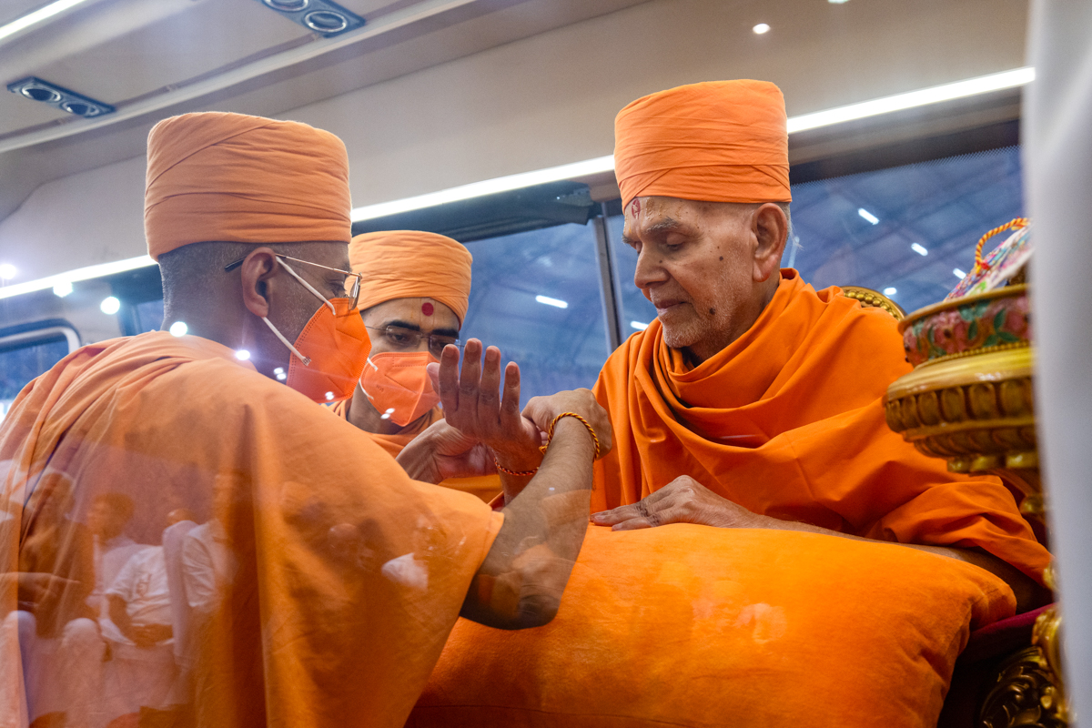 Priyavrat Swami ties a nadachhadi to Swamishri