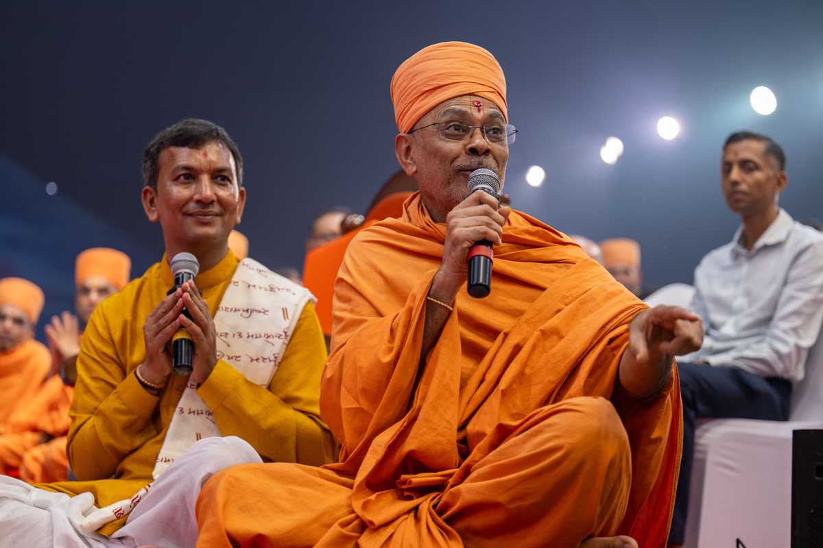 Shrutiprakash Swami presents before Swamishri