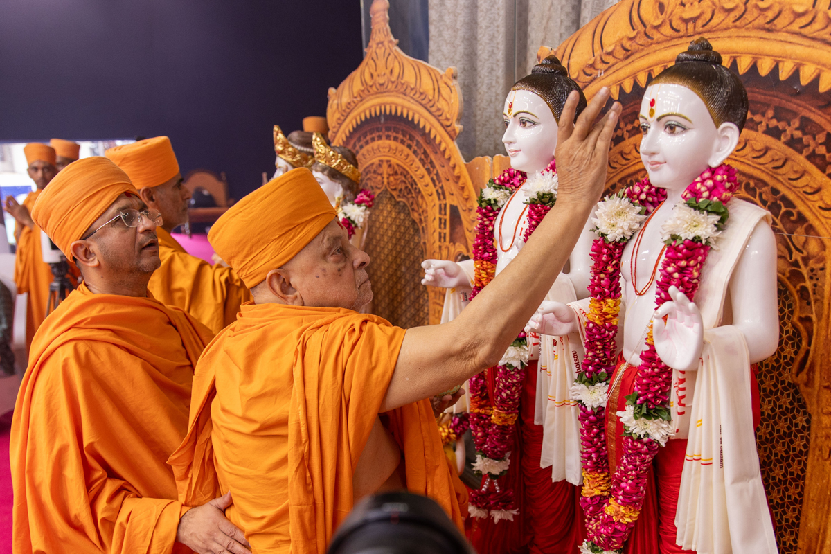 Pujya Ishwarcharan Swami performs pujan of the murtis