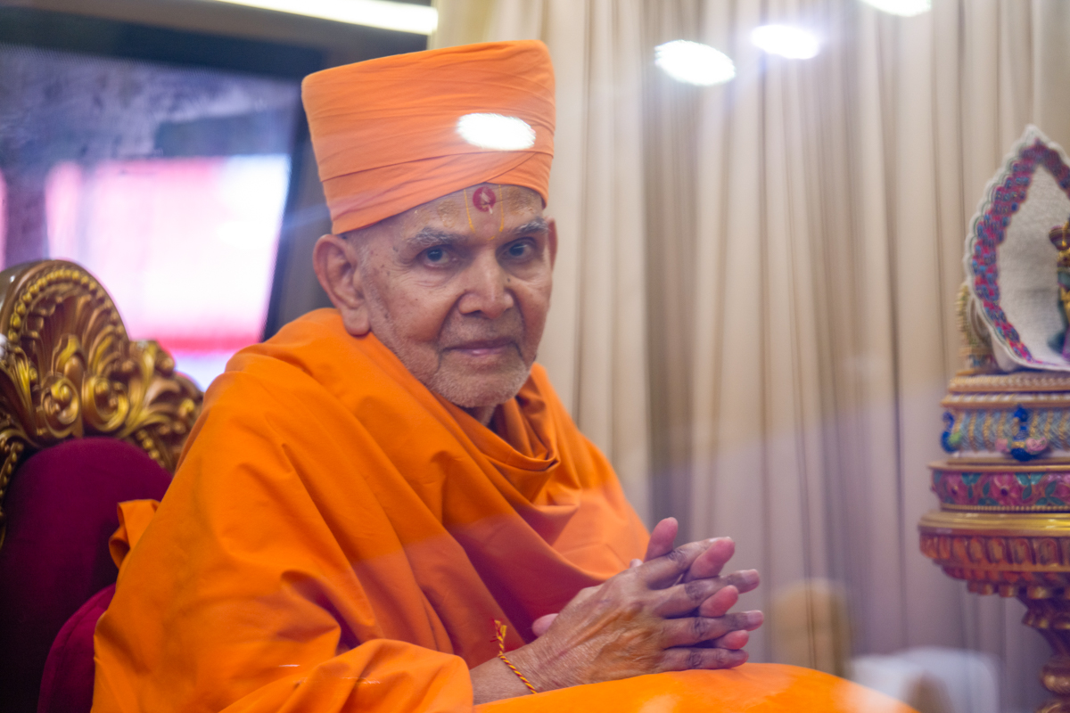 Swamishri greets all with folded hands