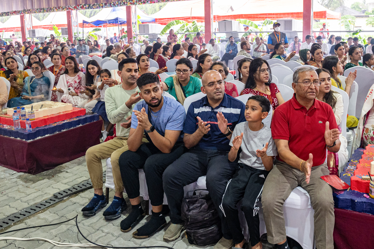 Devotees doing darshan of Swamishri