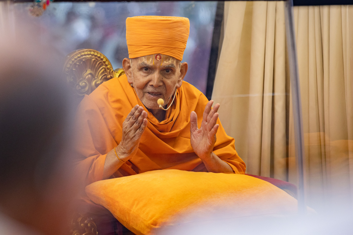 Swamishri blesses the assembly