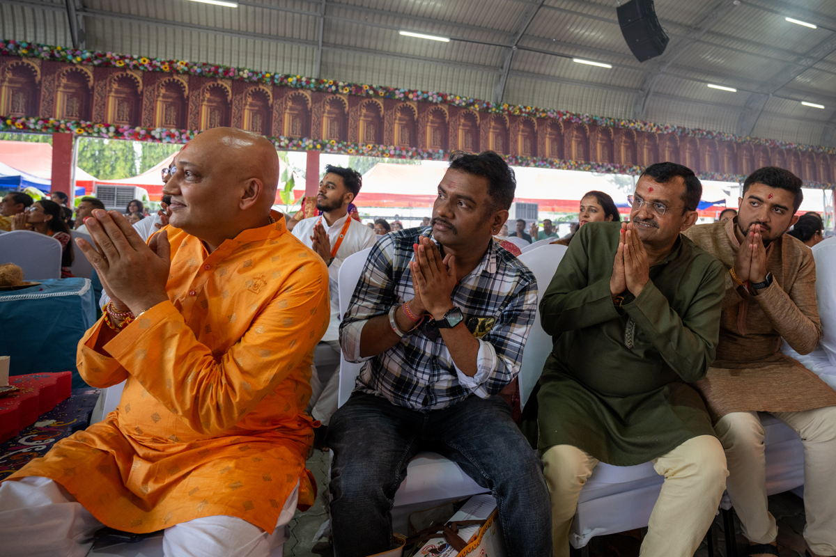 Devotees doing darshan of Swamishri