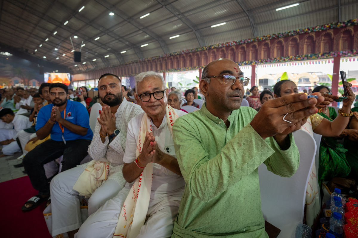 Devotees doing darshan of Swamishri