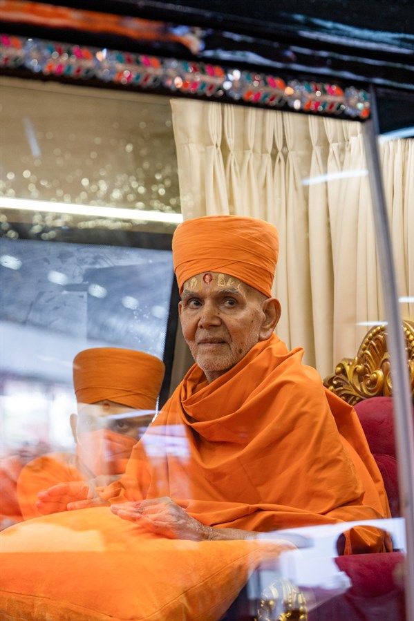 Swamishri blesses all