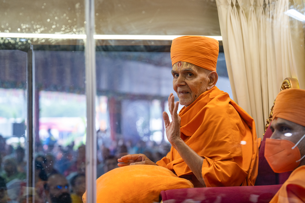 Swamishri blesses all