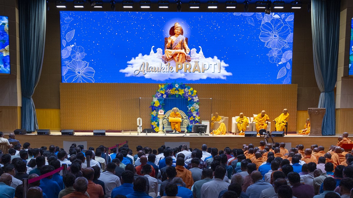 Swamishri blesses the assembly