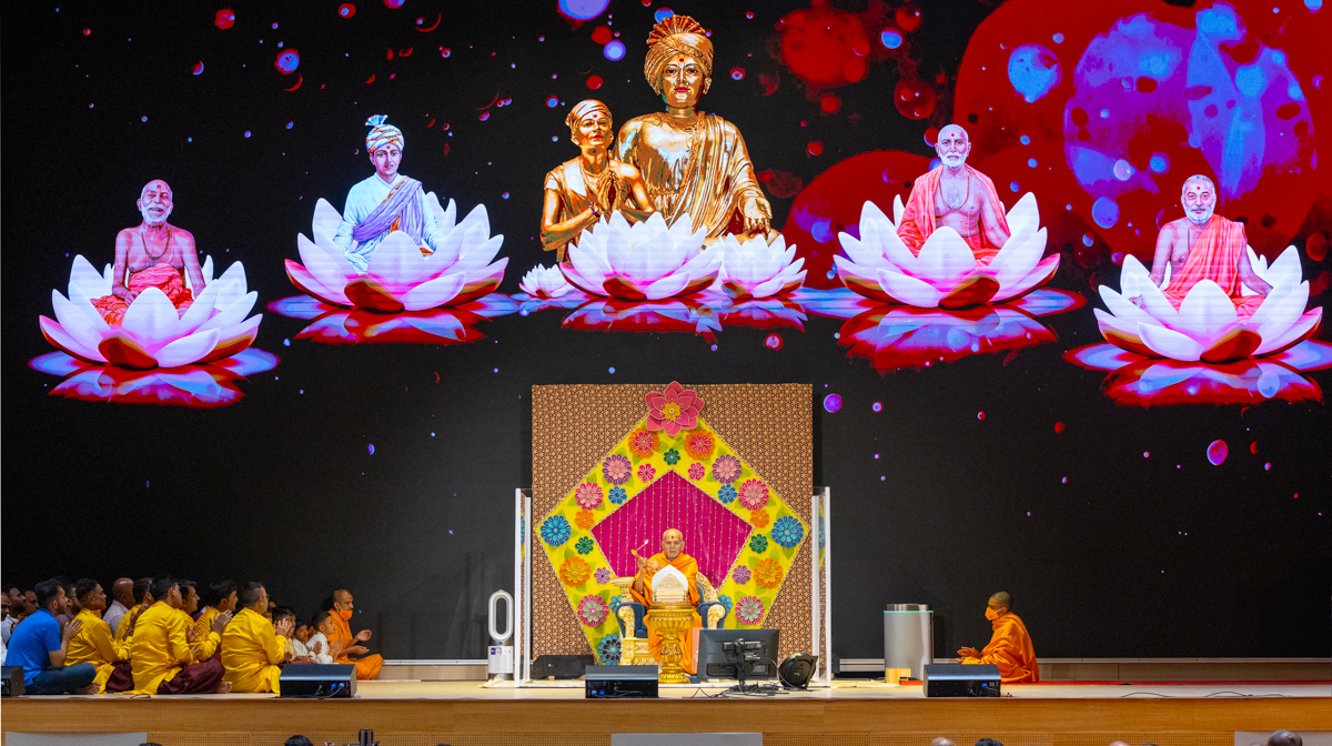 Swamishri performs the arti