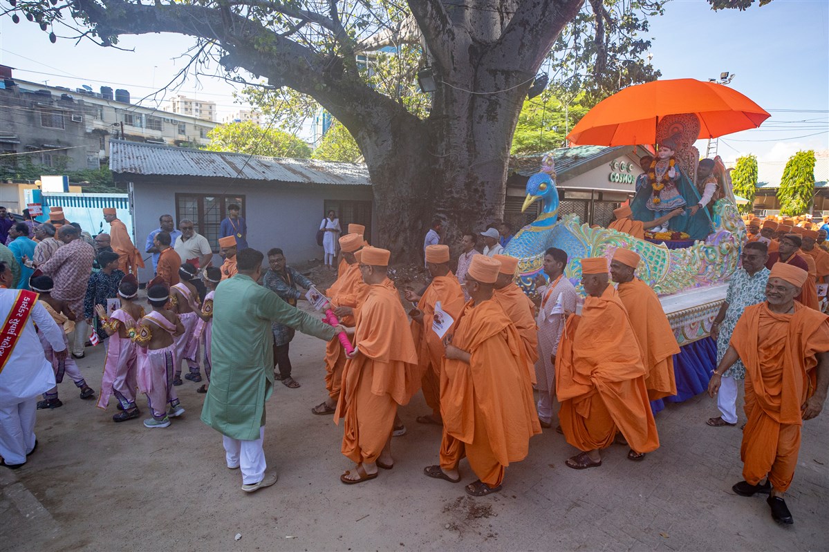 Nagar yatra through the streets of Dar es Salaam