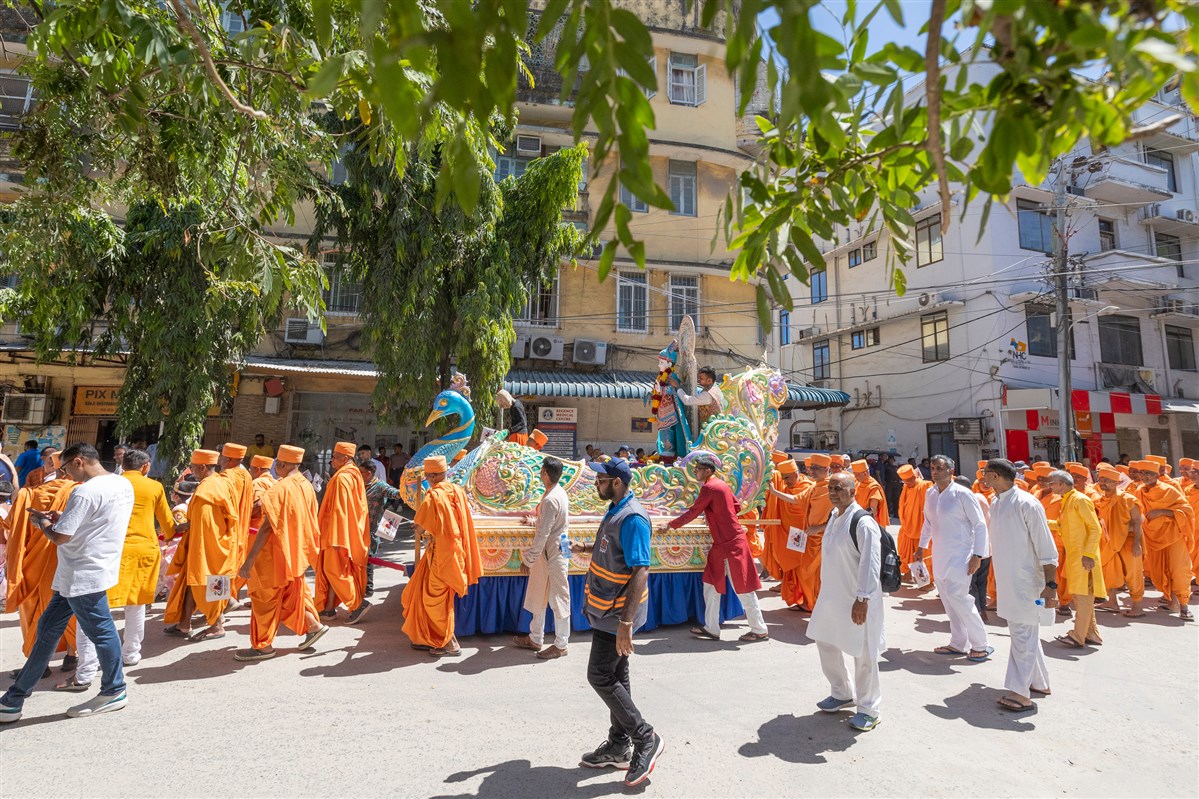 Nagar yatra through the streets of Dar es Salaam