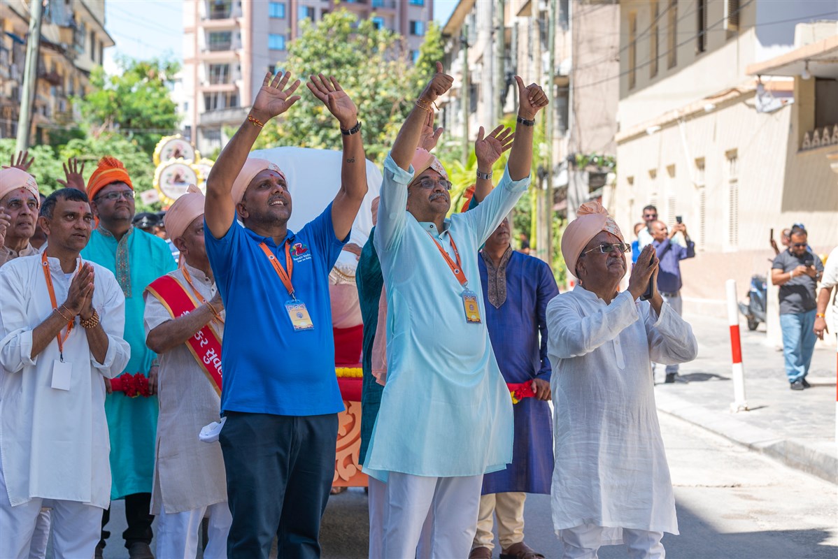 Devotees doing darshan of Swamishri