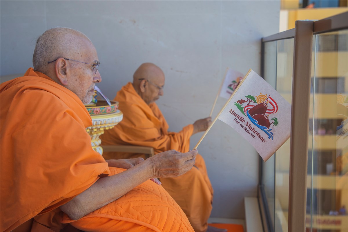 Swamishri and Pujya Tyagvallabh Swami wave pratishtha flags
