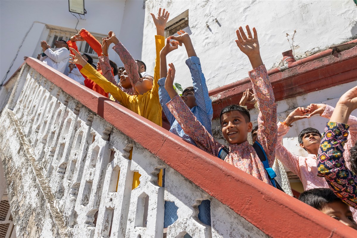 Children doing darshan of Swamishri