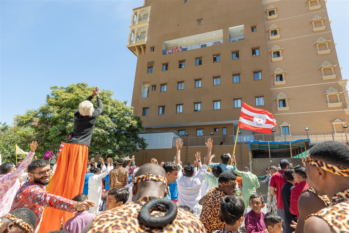 Devotees rejoice before Swamishri