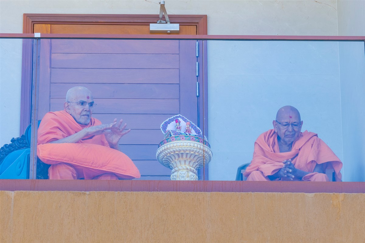 Swamishri blesses all