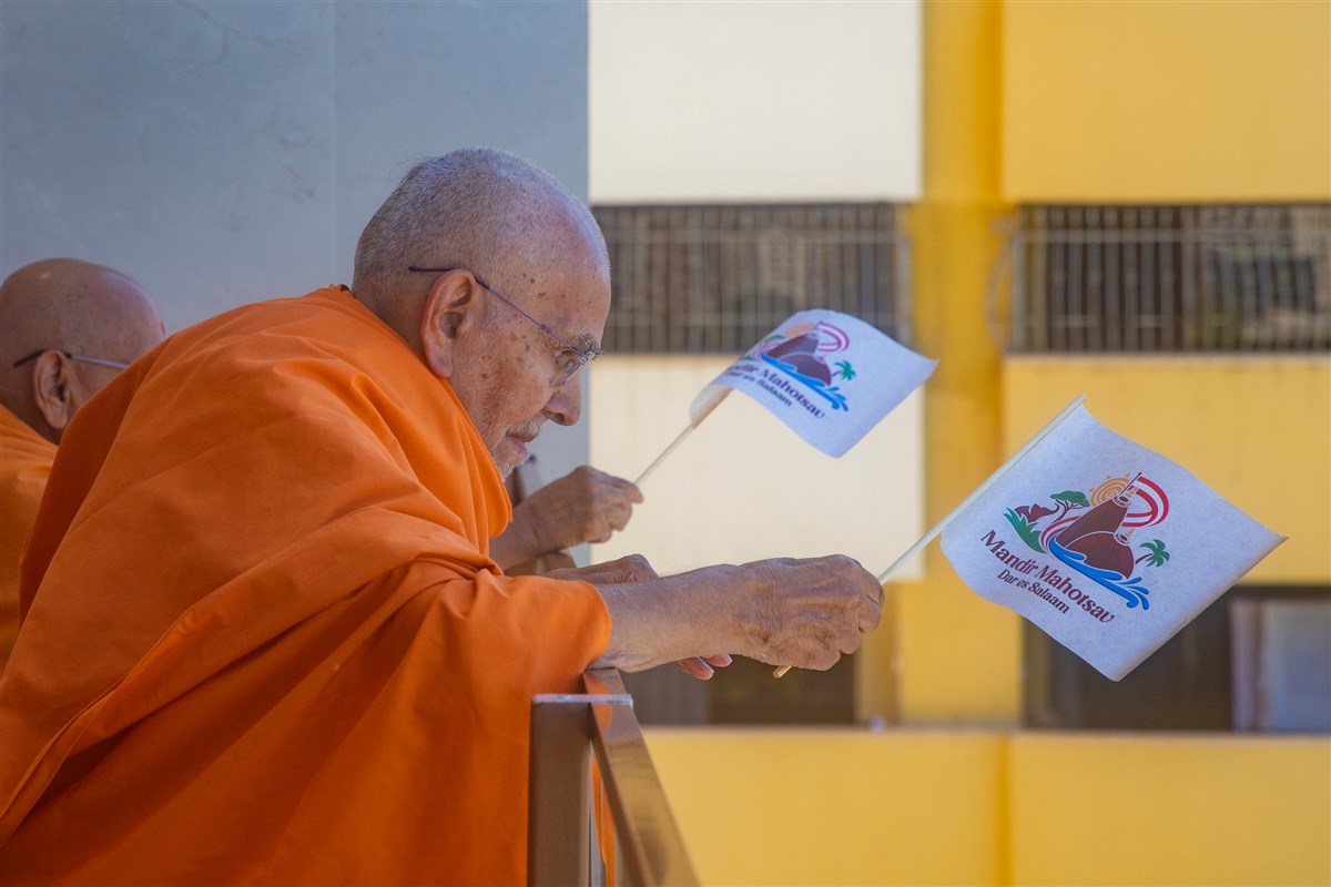 Swamishri and Pujya Tyagvallabh Swami wave pratishtha flags