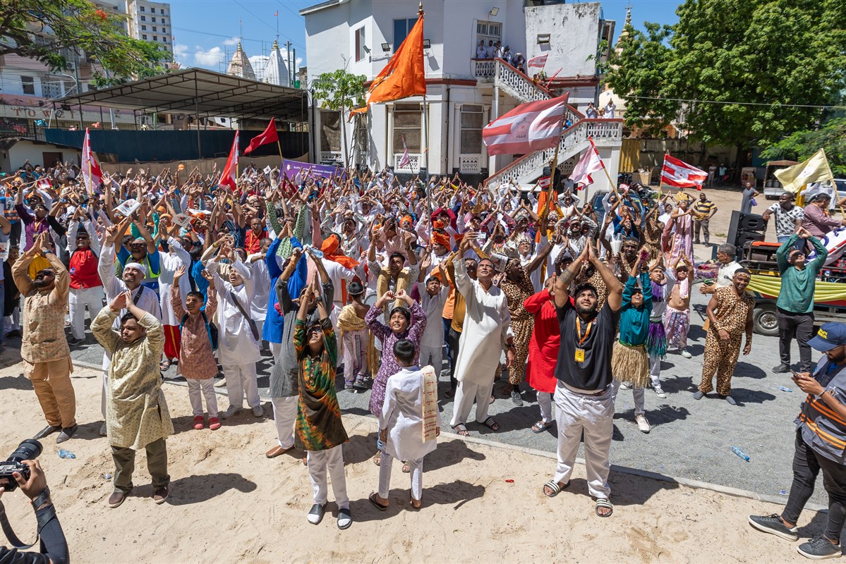Devotees doing darshan of Swamishri