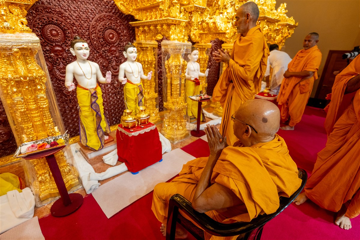 Pujya Tyagvallabh Swami performs snapan vidhi 